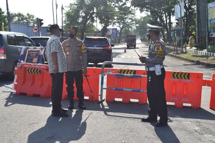 Penutupan akses jalan selama PPKM Darurat di Kota Kebumen, Jawa Tengah, Minggu (11/7/2021).