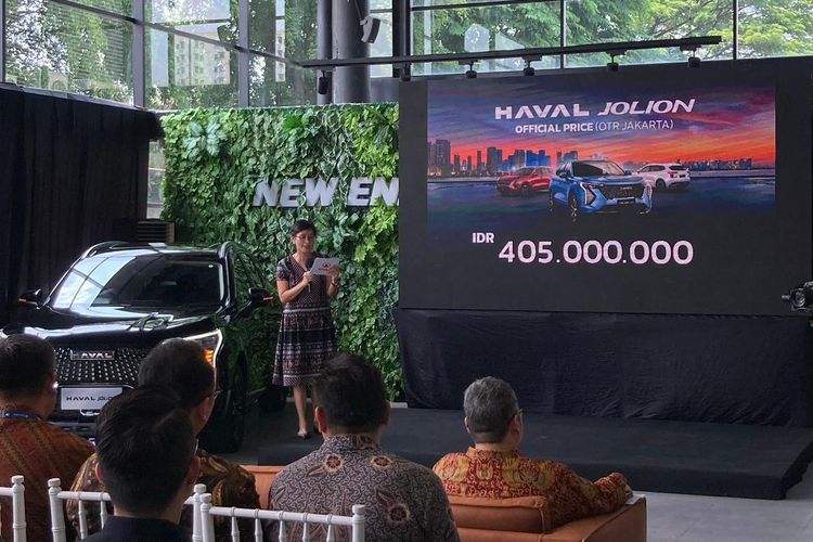 Lisa C. Wijaya selaku Sales & Network Director GWM Indonesia saat mengumumkan harga terbaru Haval Jolion di acara Grand Opening GWM Cibubur