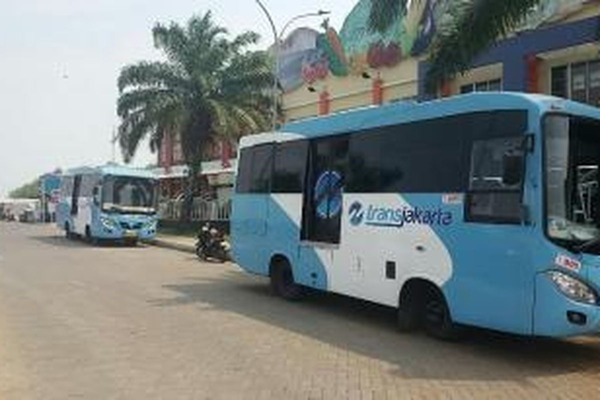 Dua Bus Kota Terintegrasi Bus Transjakarta (BKTB) yang terparkir di Halte Fresh Market Pantai Indah Kapuk, Jakarta pada Senin (4/1/2016) 
