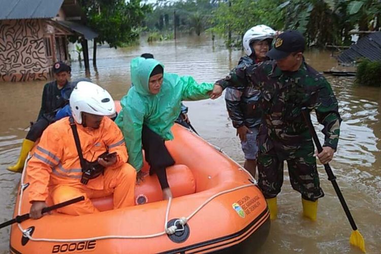 Situasi banjir di Desa Cikupa Kecamatan Karangnunggal Kabupaten Tasikmalaya, Jawa Barat, yang merendam ratusan rumah dan beberapa desa terisolir akibat luapan Sungai Cilangla, Rabu (26/10/2022).