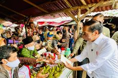 Kunjungi Pasar Baros di Serang, Jokowi Bagikan Bantuan dan Cek Harga Minyak Goreng