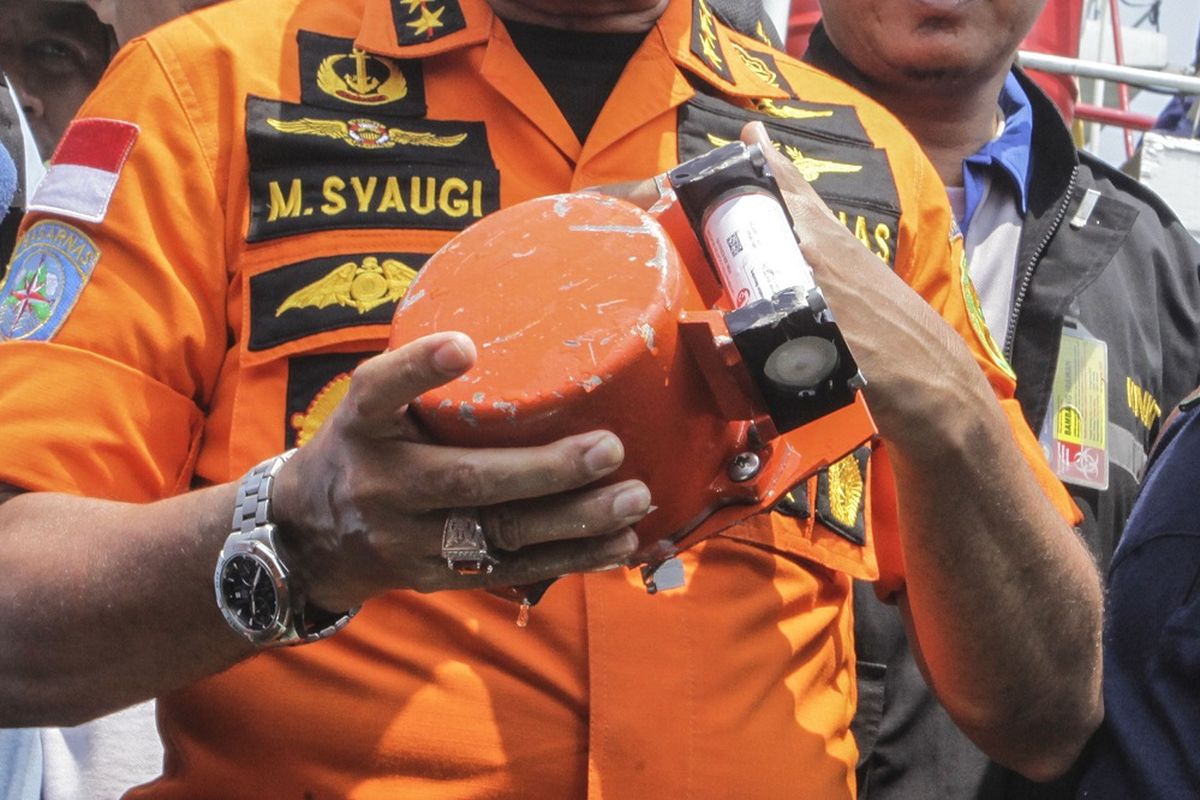 Kepala Basarnas Marsekal Madya TNI Muhammad Syaugi memeriksa kondisi bagian dari kotak hitam (black box) pesawat Lion Air bernomor registrasi PK-LQP dengan nomor penerbangan  JT 610 yang telah ditemukan oleh tim SAR gabungan di KR Baruna Jaya I, di perairan Tanjung Karawang, Jawa Barat, Kamis (1/11/2018). Bagian dari kotak hitam tersebut diserahkan ke pihak KNKT untuk dilakukan investigasi lebih lanjut. ANTARA FOTO/Muhammad Adimaja/wsj.