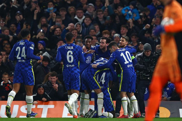 Para pemain Chelsea merayakan gol Trevoh Chalobah ke gawang Juventus pada laga matchday kelima Grup H Liga Champions 2021-2022 di Stadion Stamford Bridge, Rabu (24/11/2021) dini hari WIB.