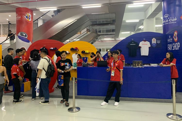 Suasana di stand suvenir yang terdapat di Indonesia Arena, Senayan, Jakarta, pada ajang FIBA World Cup 2023, Jumat (25/8/2023).