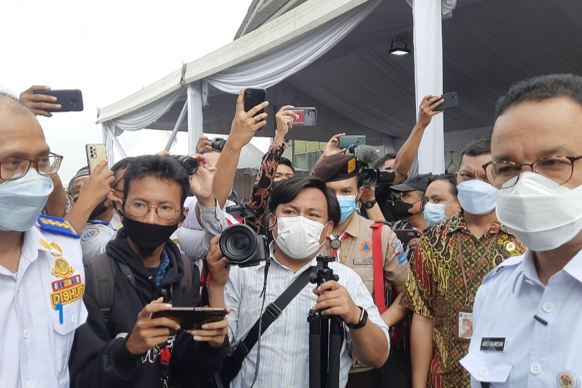 Gubernur DKI Jakarta Anies Baswedan (paling kanan masker putih) melepas keberangkatan peserta mudik gratis dari Pemerintah Provinsi DKI Jakarta dari Terminal Terpadu Pulogebang, Jakarta Timur, Selasa (27/4/2022). 