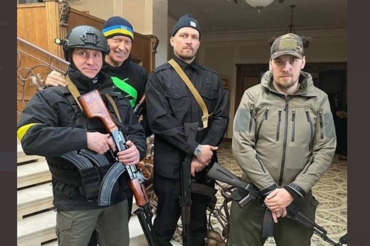 Juara tinju asal Ukraina, Oleksandr Usyk, berpose bersama beberapa pejuang asal Ukraina di suatu lokasi yang tidak ditentukan di Kyiv pada saat invasi Rusia ke Ukraina.