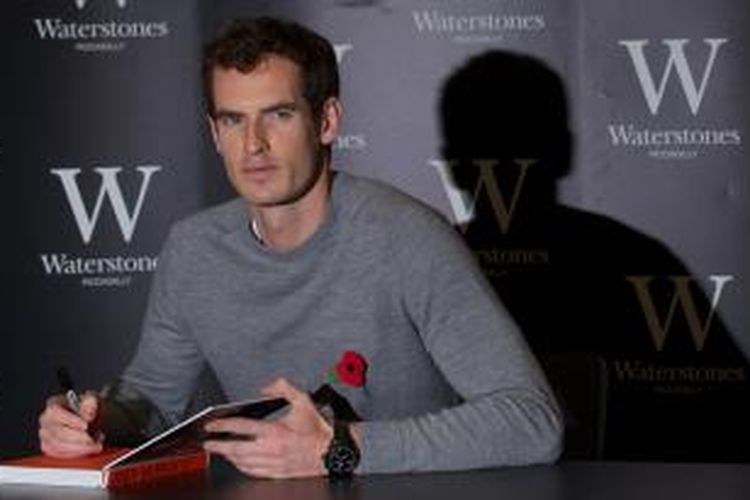 Petenis Inggris, Andy Murray berpose saat menandatangani buku 'Seventy-Seven: My Road to Wimbledon Glory' di toko buku di London, Rabu (6/11/2013).