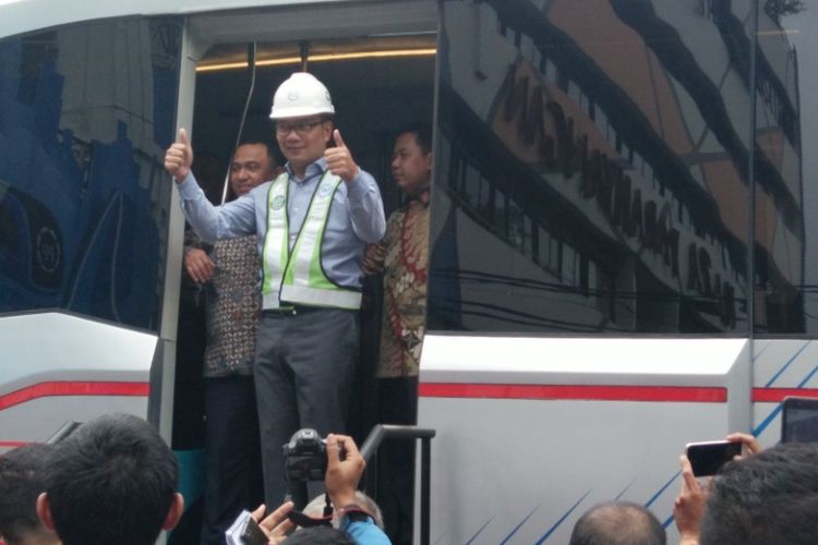 Wali Kota Bandung Ridwan Kamil saat berfoto di atas purwarupa LRT Bandung, Senin (12/2/2018).