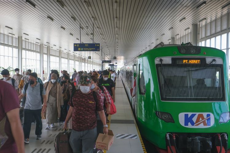 Kepadatan penumpang di stasiun KA Bandara Yogyakarta saat momen Idul Adha 2023.
