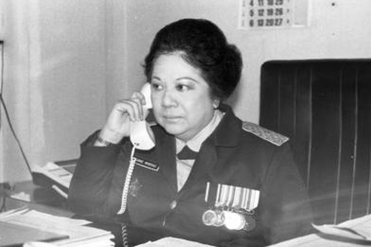 Kadispen Polri, Brigadir Jenderal (Pol) Jeanne Mandagi SH seraya menerima ucapan selamat dari para perwira maupun bintara Polri di Mabes Polri. Foto ini terbit dalam berita Kompas, 5 Oktober 1990.