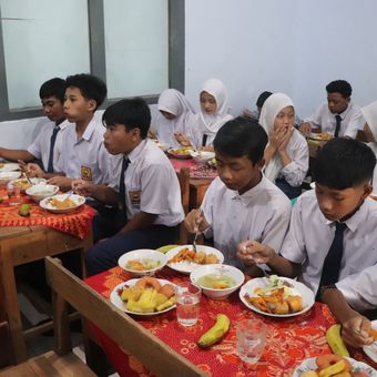 Para siswa di Kecamatan Suruh Trenggalek Jawa Timur, menikmati program makan bergizi gratis menggunakan tempat makan yang dibawa dari rumah masing-masing, Kamis (30/01/2025).