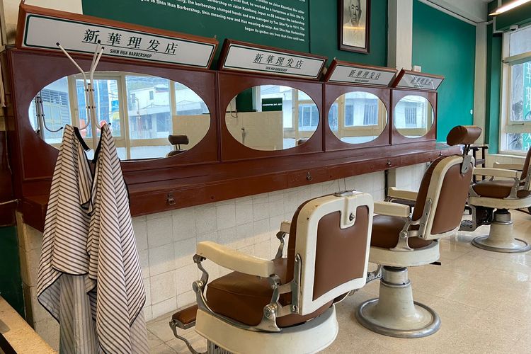 Perabot-perabot Shin Hua Barbershop yang masih asli sejak tahun 1911