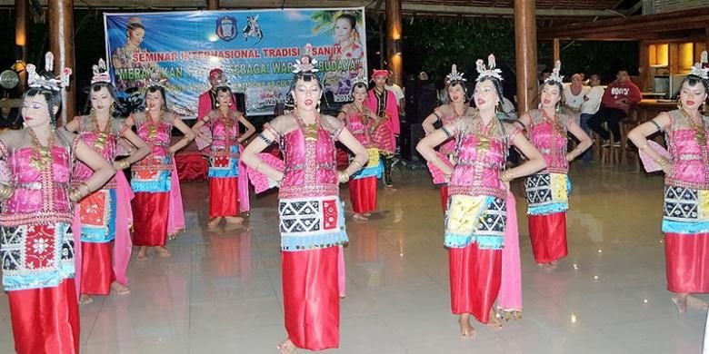 Tari Lariangi dari Kaledupa, Wakatobi, Sulawesi Tenggara, ini ditarikan 12 perempuan dan 1-3 lelaki. Tarian ini ditetapkan menjadi Warisan Budaya Nasional pada 2013.