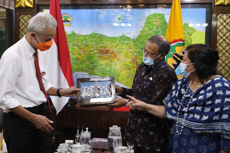 Gubernur Jawa Tengah (Jateng) Ganjar Pranowo saat menerima kunjungan Dubes India untuk Indonesia Manoj Kumar Bharti di ruang kerja Ganjar, Senin (24/5/2021)..
