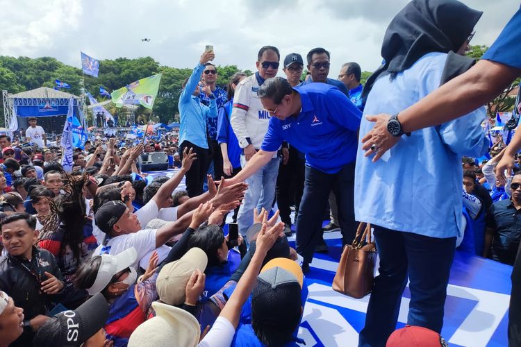 Ketua Dewan Pembina Partai Demokrat Susilo Bambang Yudhoyono saat menyapa masyarakat Banyuwangi 