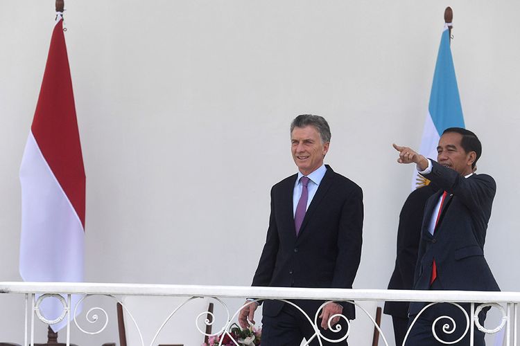 Presiden Joko Widodo (kanan) berbincang dengan Presiden Argentina Mauricio Macri (kiri) di Istana Bogor, Rabu (26/6/2019). Presiden Joko Widodo dan Presiden Mauricio Macri dijadwalkan melangsungkan pertemuan empat mata, pertemuan bilateral serta melakukan pernyataan pers bersama.