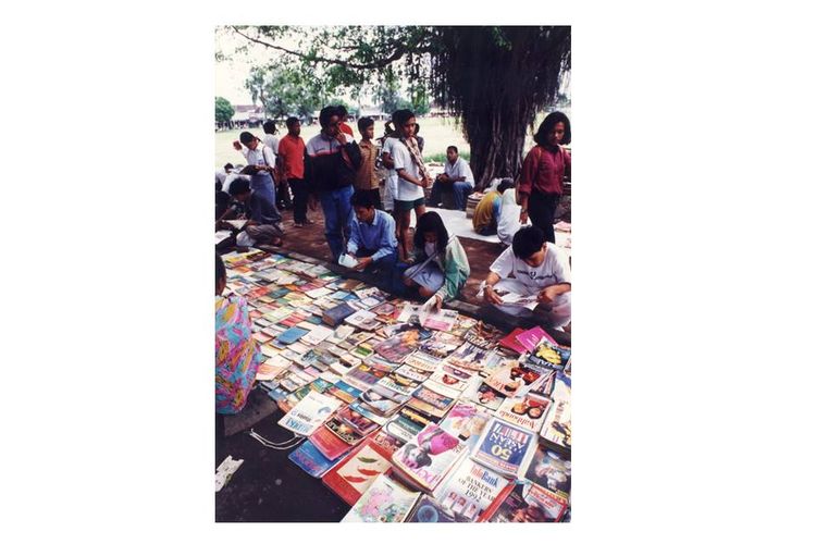 Bursa buku dan majalah bekas tetap memiliki pasaran di alun-alun utara kota Solo, Jawa Tengah.