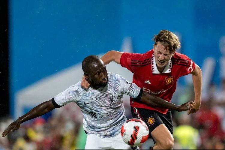 Duel antara gelandang Manchester United, Charlie Savage, dan pemain Liverpool, Naby Keita, pada laga uji coba di Stadion Rajamangala, Bangkok, Thailand, pada Selasa 12 Juli 2022.