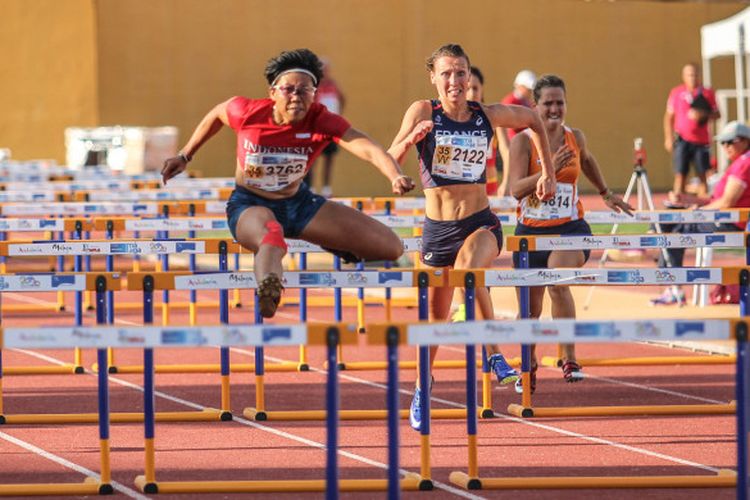 Pelari gawang putri Indonesia, Dedeh Erawati, mengungguli para pesaingnya di nomor lari gawang 100 meter Kejuaraan Dunia Masters 2018, Malaga, Spanyol, Sabtu (15/9).