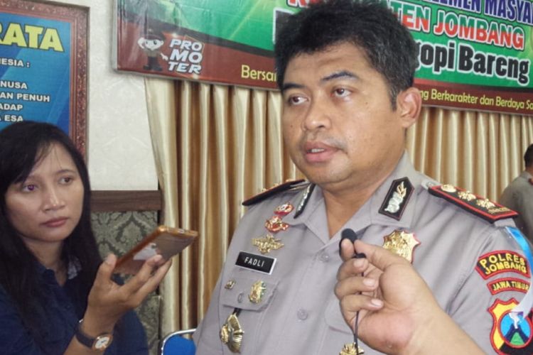 Kapolres Jombang, AKBP Fadli Widiyanto, menyampaikan perkembangan penanganan peristiwa keracunan puluhan siswa SDN Losari 2 Ploso, Kabupaten Jombang, Jawa Timur.