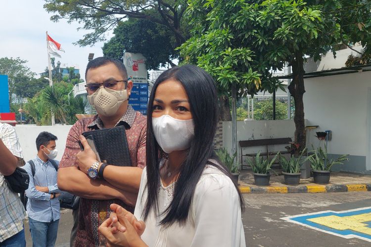 Aktris Nirina Zubir mendatangi Kantor Pengadilan Negeri Jakarta Barat, Slipi, Jakarta Barat, pada Selasa (17/5/2022). 