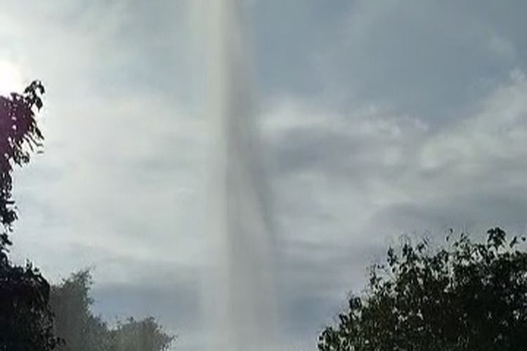 Tangkapan layar dari video sumur bor yang kembali menyemburkan air bercampur gas di Sumenep, Jawa Timur, Rabu (26/5/2025). 