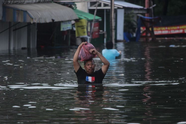 Suasana Villa Mutiara Pluit, Periuk, Tangerang, Banten, Senin (3/2/2020) yang dilanda banjir akibat curah hujan yang tinggi. Banjir ini menybabkan beberapa daerah di Tangerang, Banten lumpuh karena jalan yang dilewati kendaraan roda dua dan empat tidak bisa melintas.
