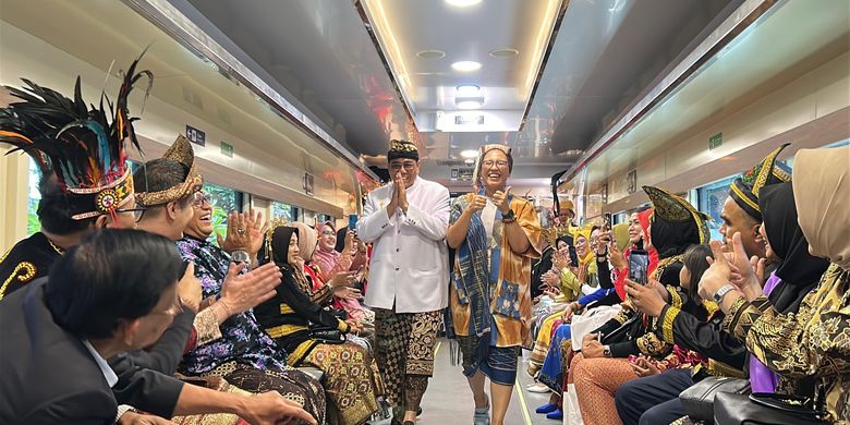 Peragaan busana adat Nusantara digelar di atas kereta api sebagai bagian dari perayaan HUT ke-80 KAI yang berhasil mencatatkan rekor MURI.