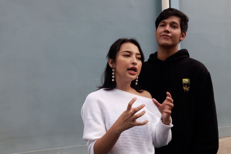 Pasangan selebritas Jennifer Coppen dan Naufal Samudra saat ditemui di kawasan Mampang, Jakarta Selatan, Senin (18/2/2019).