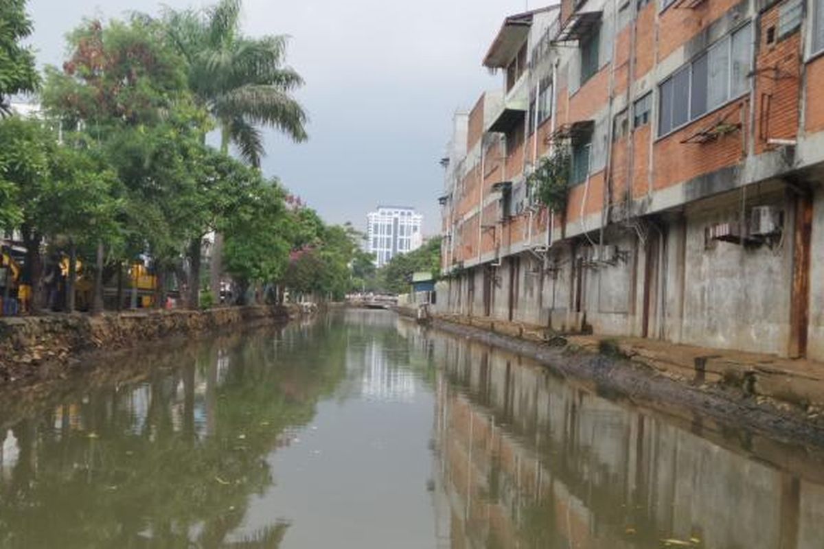 Anak Sungai Ciliwung yang tepat berada di belakang LTC Glodok, Jakarta Barat kini jauh dari kesan kumuh. Setiap hari petugas dari UPK Badan Air Kecamatan Taman Sari bahu membahu membersihkan sampah yang mengalir dari hulu sungai