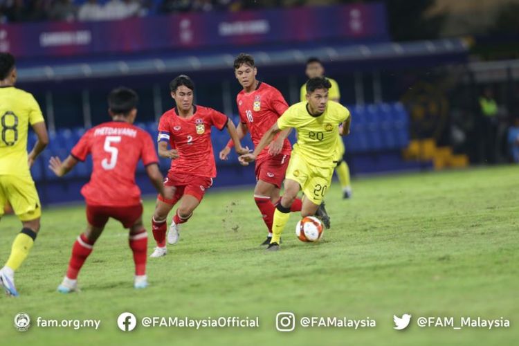 Pertandingan Malaysia vs Laos pada lanjutan fase grup sepak bola putra SEA Games 2023 yang digelar di Stadion Visakha, Kamboja, pada Rabu (3/5/2023). Malaysia terancam gagal lolos ke semifinal usai kalah 0-2 dari Thailand pada laga kedua Grup B. (Foto: Tangkapan layar Twitter FA Malaysia)