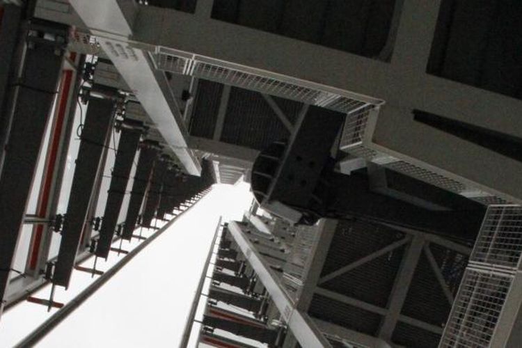 Mahkota atau spire The Shard dirancang serba terbuka.