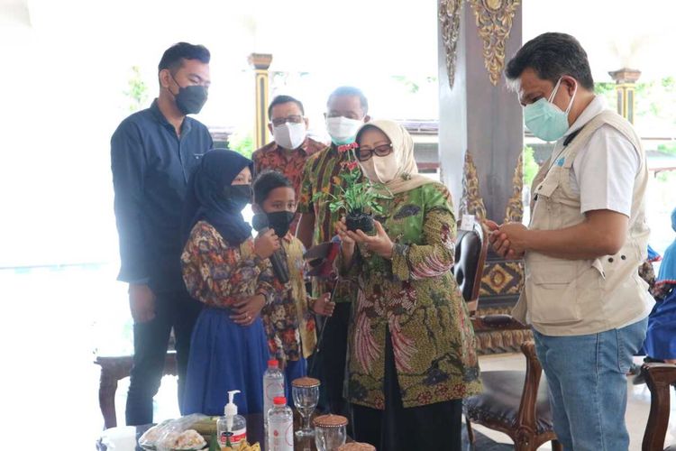 Bupati Jombang Mundjidah Wahab menerima kreasi dari daur ulang sampah yang dihasilkan oleh Anak-anak Desa Tanjung Wadung, Kecamatan Kabuh, Kabupaten Jombang, Jawa Timur, Minggu (3/10/2021).
