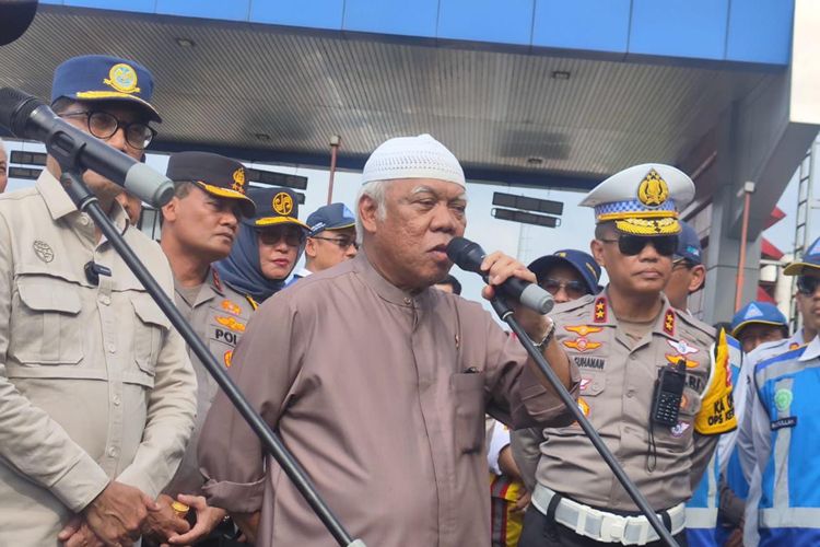 Menteri Pekerjaan Umum dan Perumahan Rakyat (PUPR) Mochamad Basuki Hadimoeljono di Tol Kalikangkung, Jawa Tengah, Sabtu (13/4/2024).