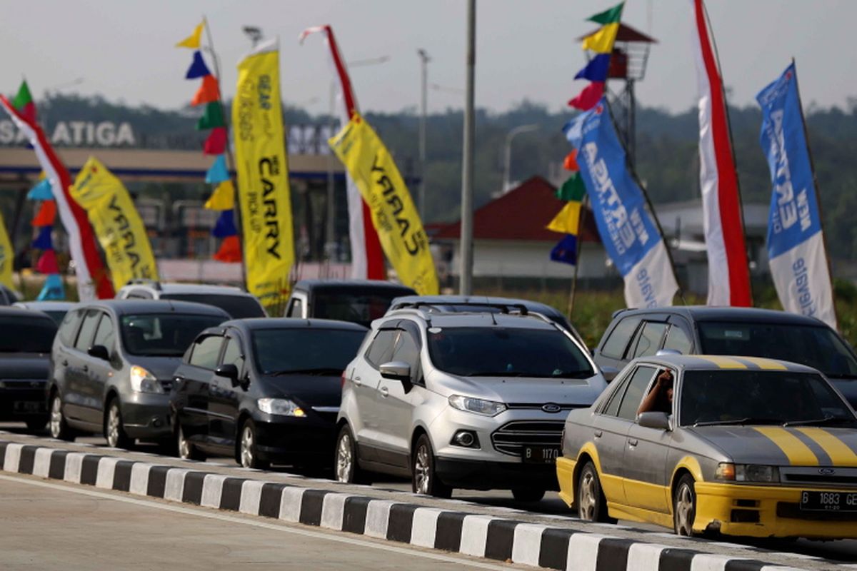 Kendaraan pemudik terpantau ramai keluar di Gerbang Tol Salatiga, Salatiga, Jawa Tengah, Rabu (21/6/2017). Pemudik berasal dari Jalan Tol Bawen-Salatiga yang sudah difungsionalkan pada H-7.