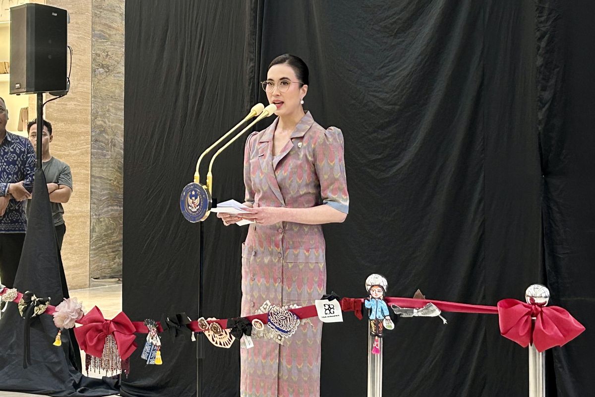 Menteri Pariwisata, Widiyanti Putri Wardhana dalam pembukaan instalasi GAYA Archive di Senayan City, Jakarta Pusat, pada Jumat (19/9/2025),