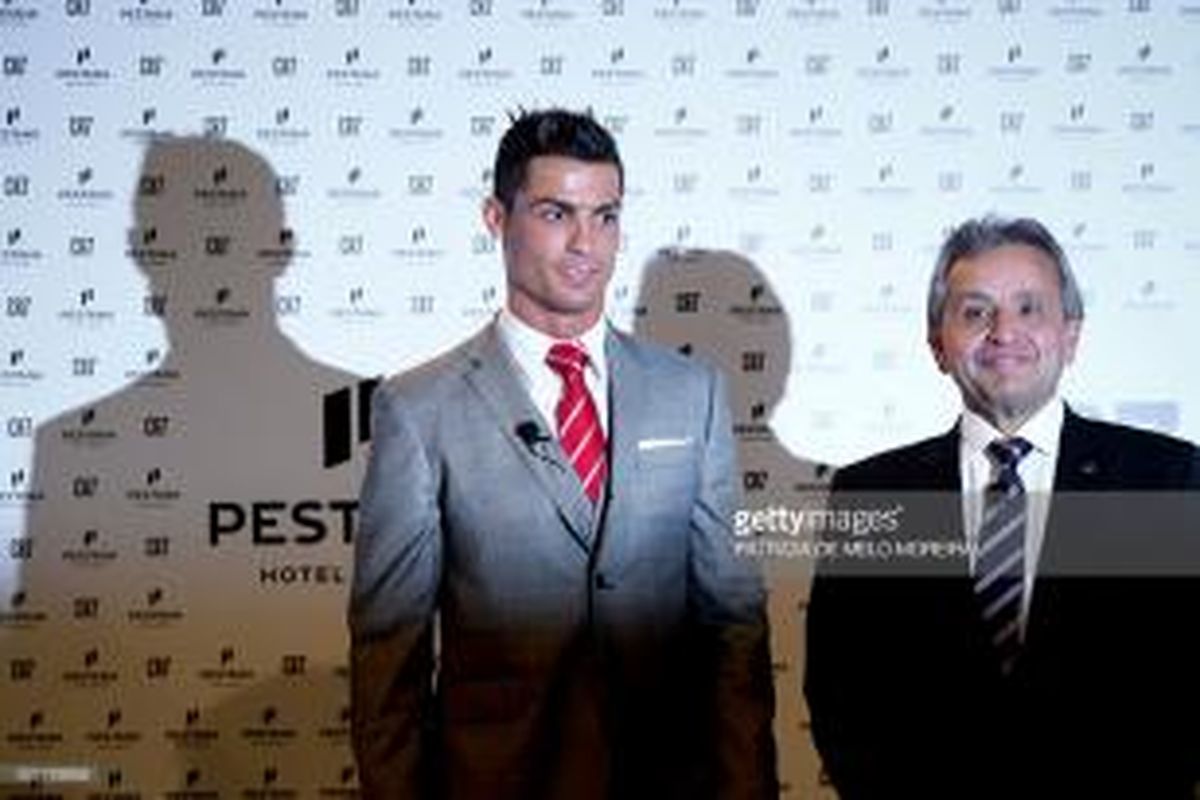 Cristiano Ronaldo berpose bersama Dionisio Pestana.