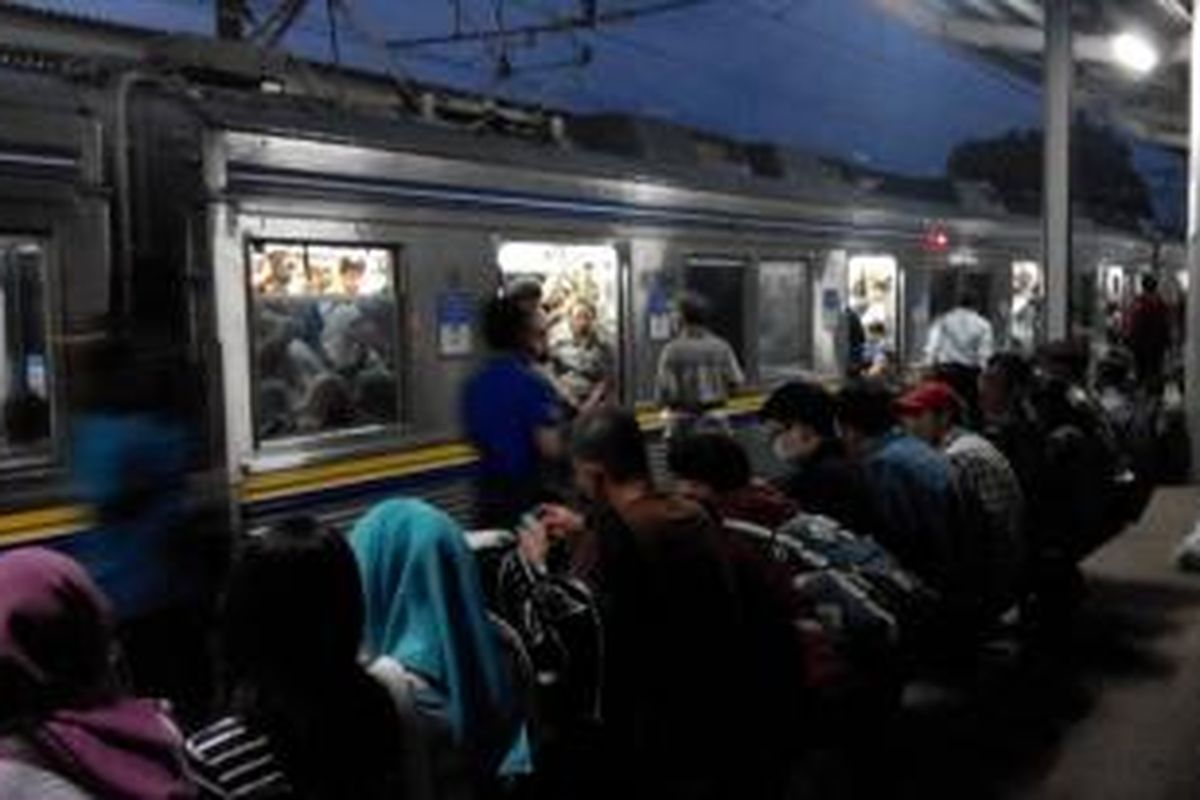 Longsor dan pohon tumbang mengakibatkan perjalanan commuter line ke Bogor terhambat. Rangkaian kereta tujuan Bogor hanya sampai Stasiun Depok. Rangkaian kereta ada yang berhenti di Stasiun Lenteng Agung menunggu antrean. Selama kereta berhenti, para penumpang berhamburan menunggu di peron.