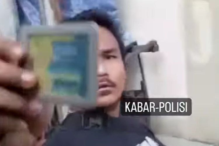 Preman pelaku pungutan liar AG (25) yang memeras sopir mobil boks di dekat Thamrin City, kawasan Jalan Waduk Melati, Tanah Abang, Jakarta Pusat, pada Sabtu (25/3/2023) sekitar pukul 15.22 WIB.