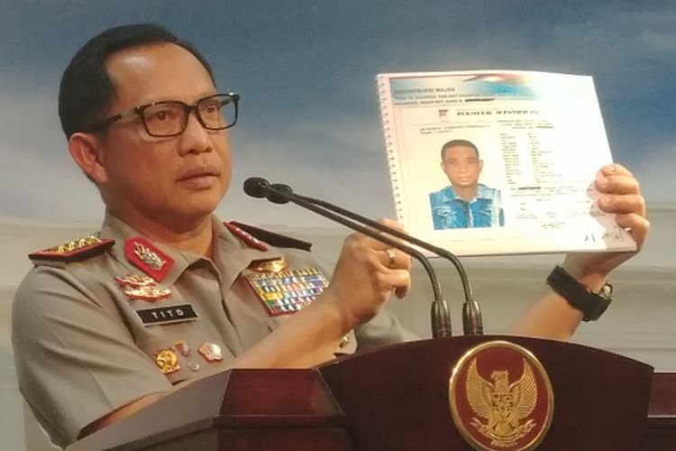 Kapolri Jenderal Tito Karnavian menunjukkan foto terduga penyerang Novel Baswedan, di Kantor Presiden,  Jakarta, Senin (31/7/2017).