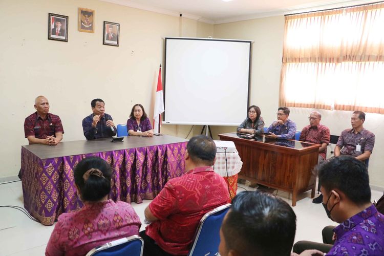 Penjabat Bupati Buleleng, Ketut Lihadnyana memberikan penjelasan pada tenaga medis RSUD Tangguwisia, Kabupaten Buleleng, Provinsi Bali, terkait pencairan dana jaspel, Selasa (3/10/2023). 