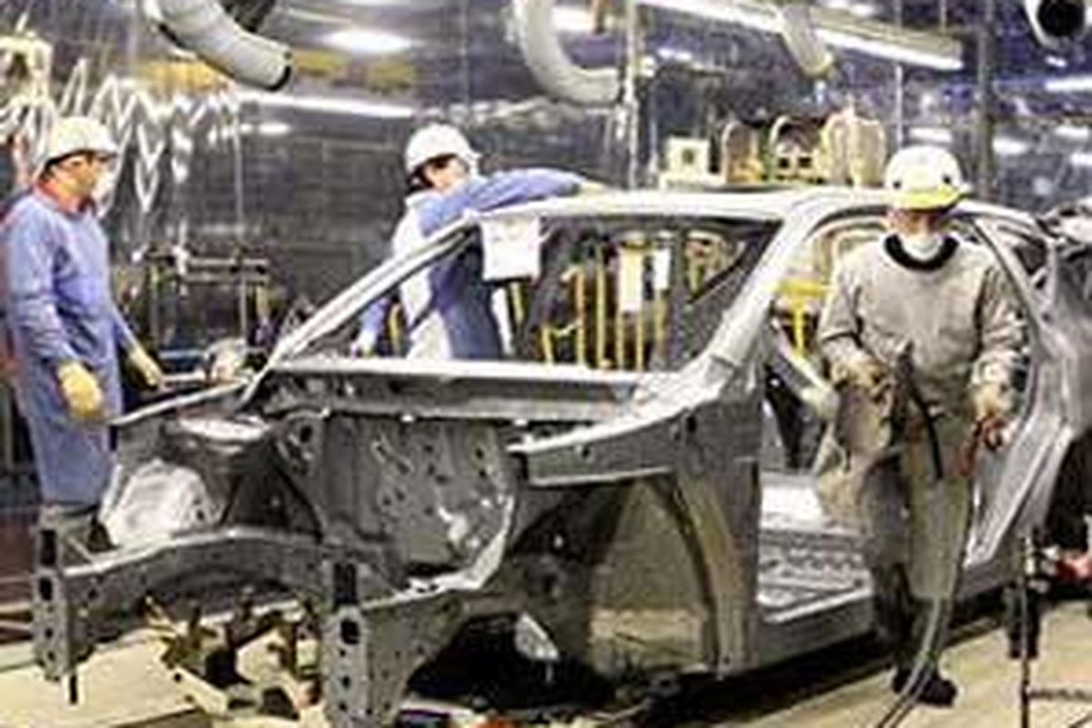 Pengerjaan Nissan Murano di pabrik Nissan Motor di Kyushu, Jepang. 