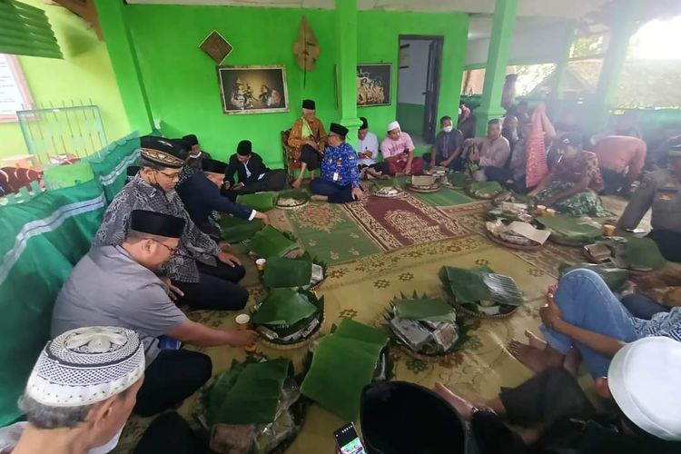 Masyarakat Dusun Banyuurip mengikuti acara sadranan di areal makam.