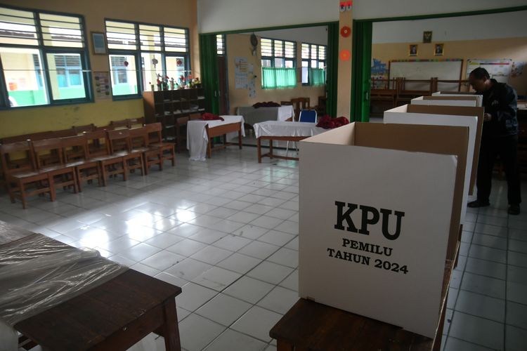 Anggota Kelompok Penyelenggara Pemungutan Suara (KPPS) memasang bilik suara Pemilu 2024 saat persiapan Tempat Pemungutan Suara (TPS) 27 di SDN Loji 2, Kota Bogor, Jawa Barat, Selasa (13/2/2024). Dinas Pendidikan Kota Bogor menerapkan sistem belajar di rumah bagi siswa SD dan SMP yang bangunan sekolahnya digunakan menjadi TPS pada Pemilu 2024 dan kebijakan ini berlaku pada H+1 Pemilu 2024 pada 15 Februari. 