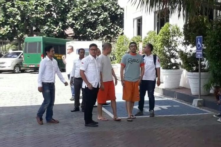 Artis peran Sandy Tumiwa (kedua dari kanan) menjalani proses pemindahan tahanan di Kejaksaan Negeri Jakarta Pusat, Kemayoran, Rabu (19/6/2019). 