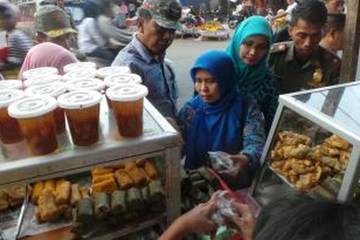 Pihak Kecamatan Makassar bersama BPOM melakukan sidak terhadap jajanan takjil di depan pasar Embrio, Jakarta Timur. Kamis (9/7/2015).