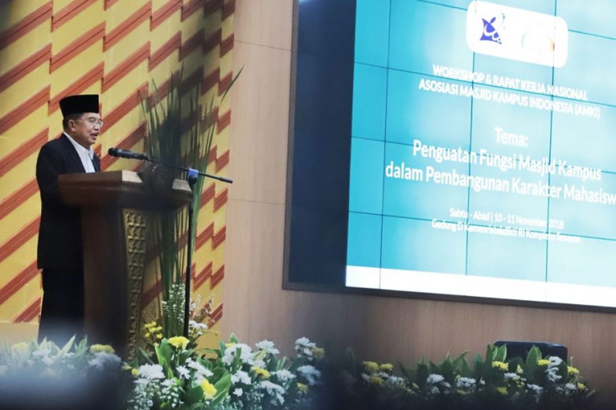 Wakil Presiden Jusuf Kalla membuka Rapat Kerja Nasional Asosiasi Masjid Kampus Indonesia (AMKI) di Auditorium Gedung D Kemenristekdikti, Jakarta (10/9/2018).