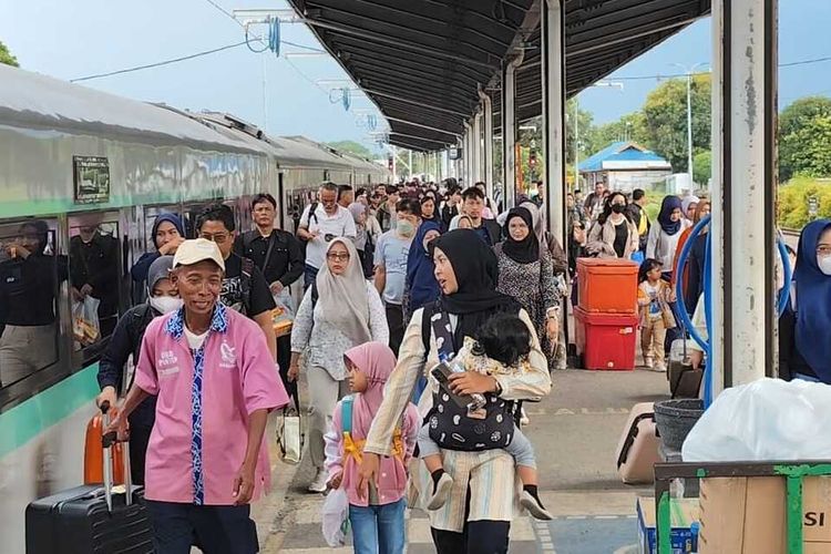 PT Kereta Api Indonesia (Persero) resmi membuka pemesanan tiket kereta api untuk angkutan Lebaran 2026 mulai Minggu (25/1/2026) besok.