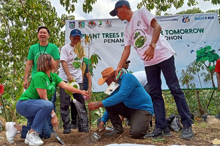 Executive Vice President Corporate Communication & Social Responsibility BCA Hera F Haryn menanam pohon durian di Gunung Sasak, Desa Bilebante, NTB. 