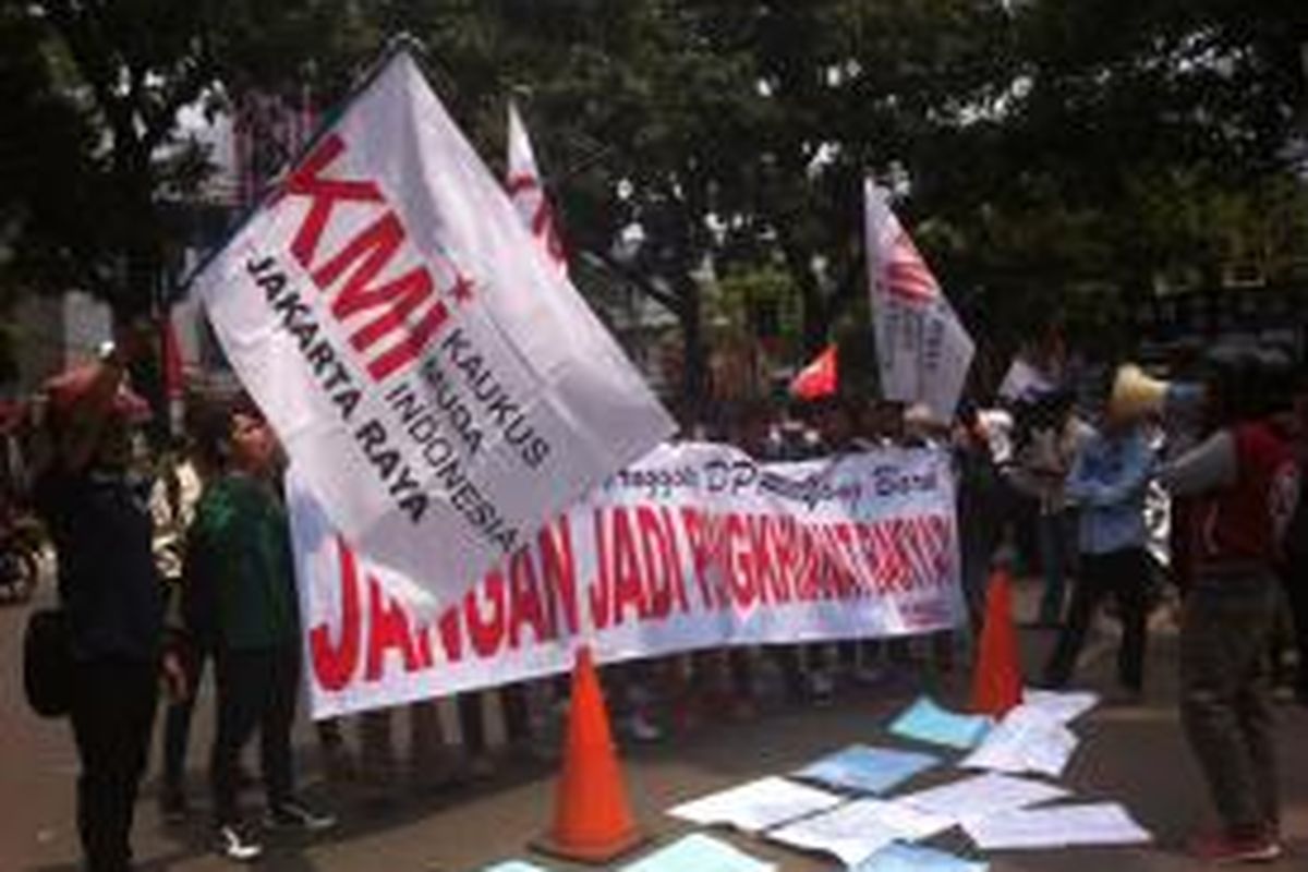 Massa dari Kaukus Muda Indonesia berunjuk rasa di Gedung DPRD DKI Jakarta, Kebon Sirih, Jakarta Pusat, Senin 925/8/2014).